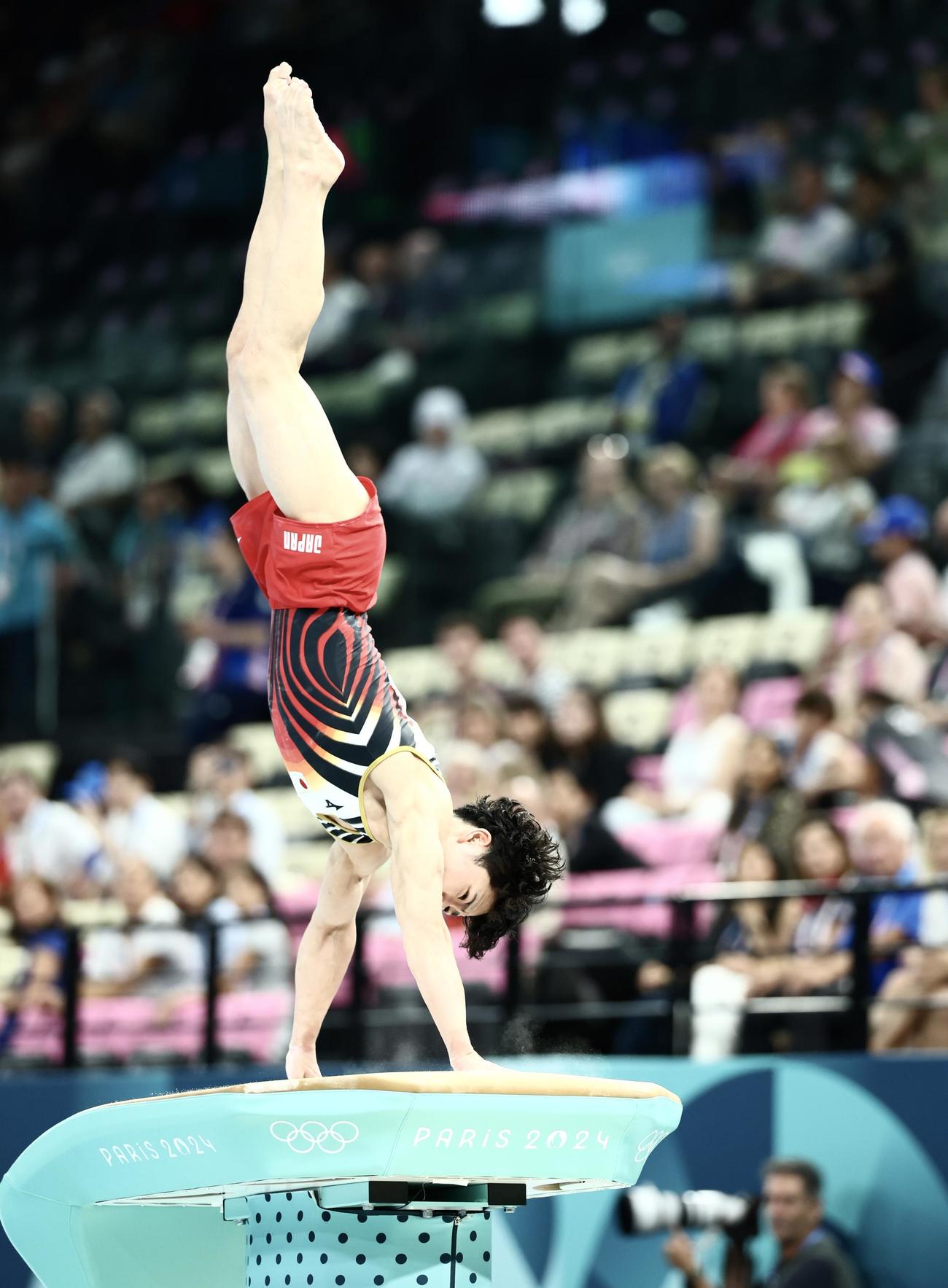 男子個人総合決勝　跳馬の演技に臨む岡（撮影・河田真司）