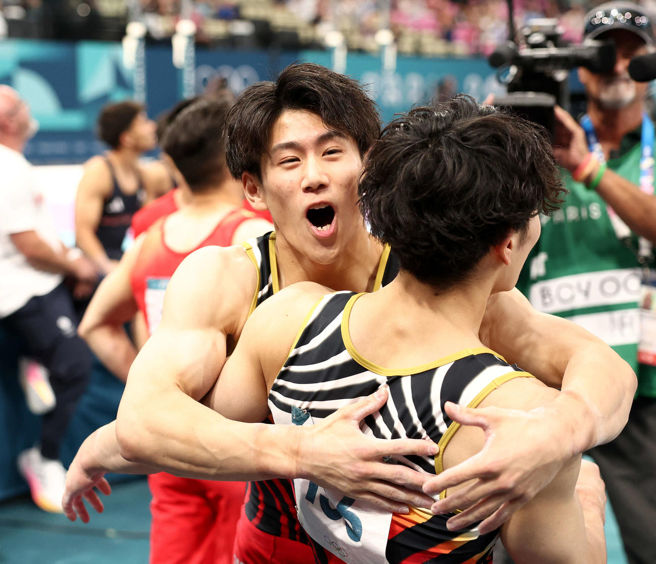 岡（手前）が金メダルを決め、祝福する橋本（撮影・河田真司）