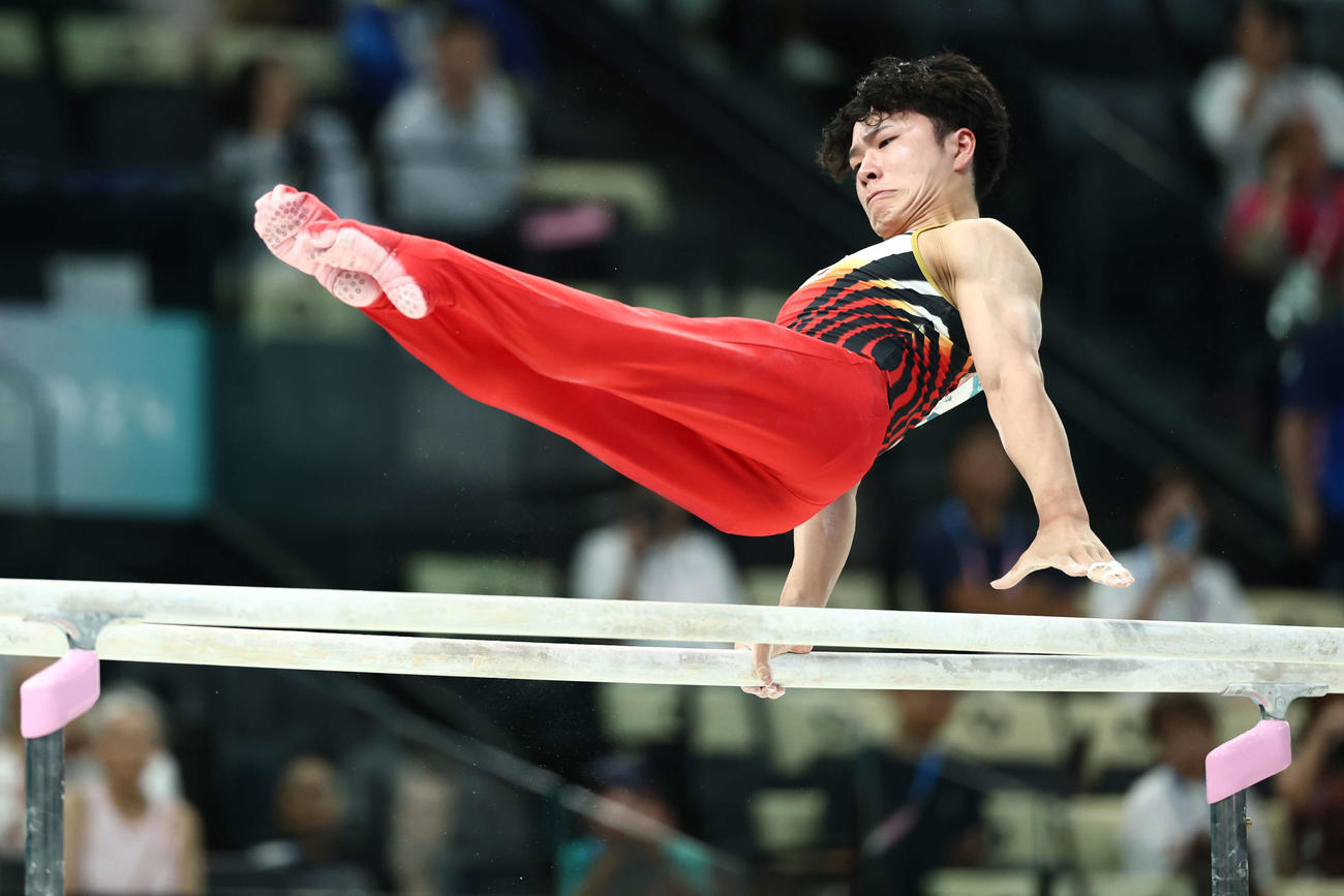 平行棒の演技に臨む岡（撮影・河田真司）