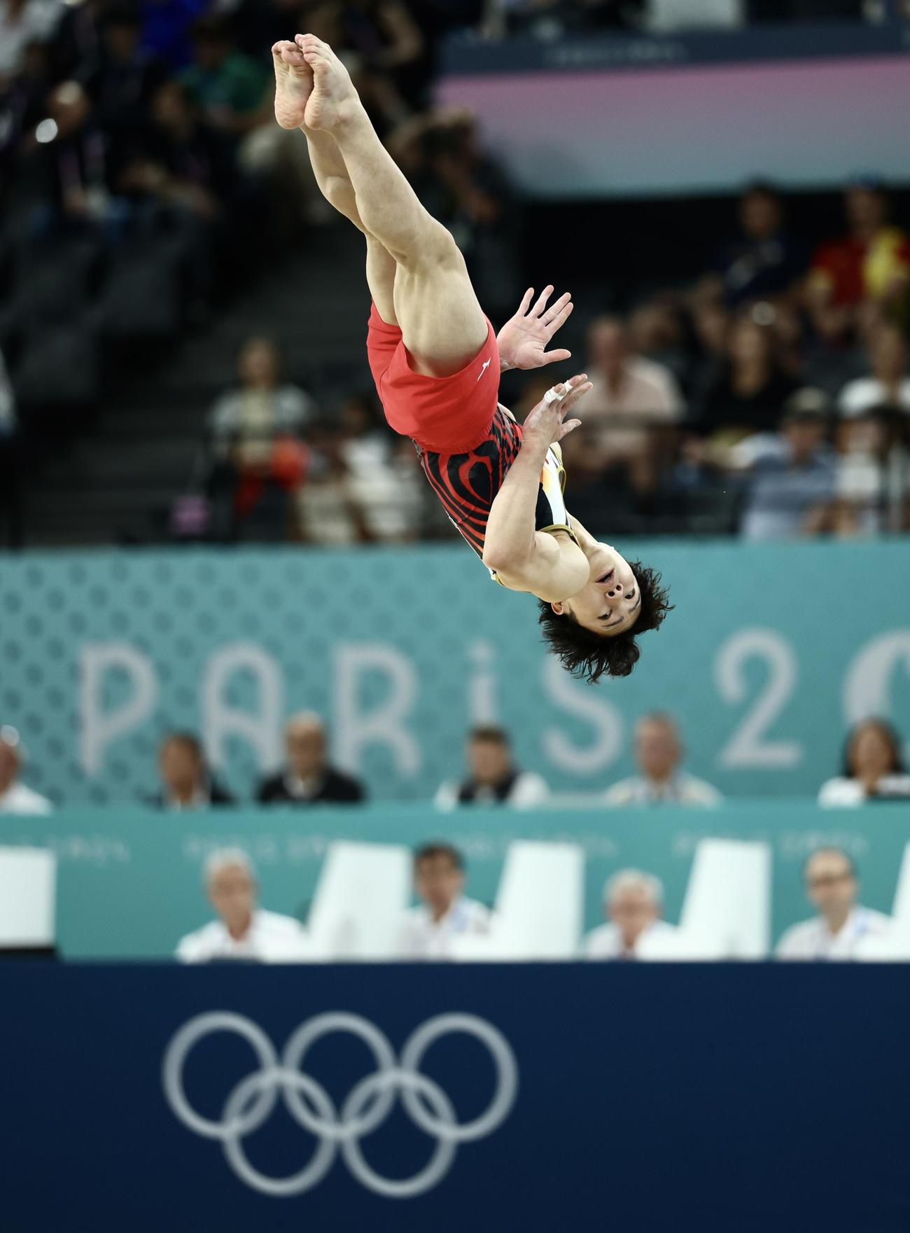 男子個人総合決勝　ゆかの演技に臨む岡（撮影・河田真司）