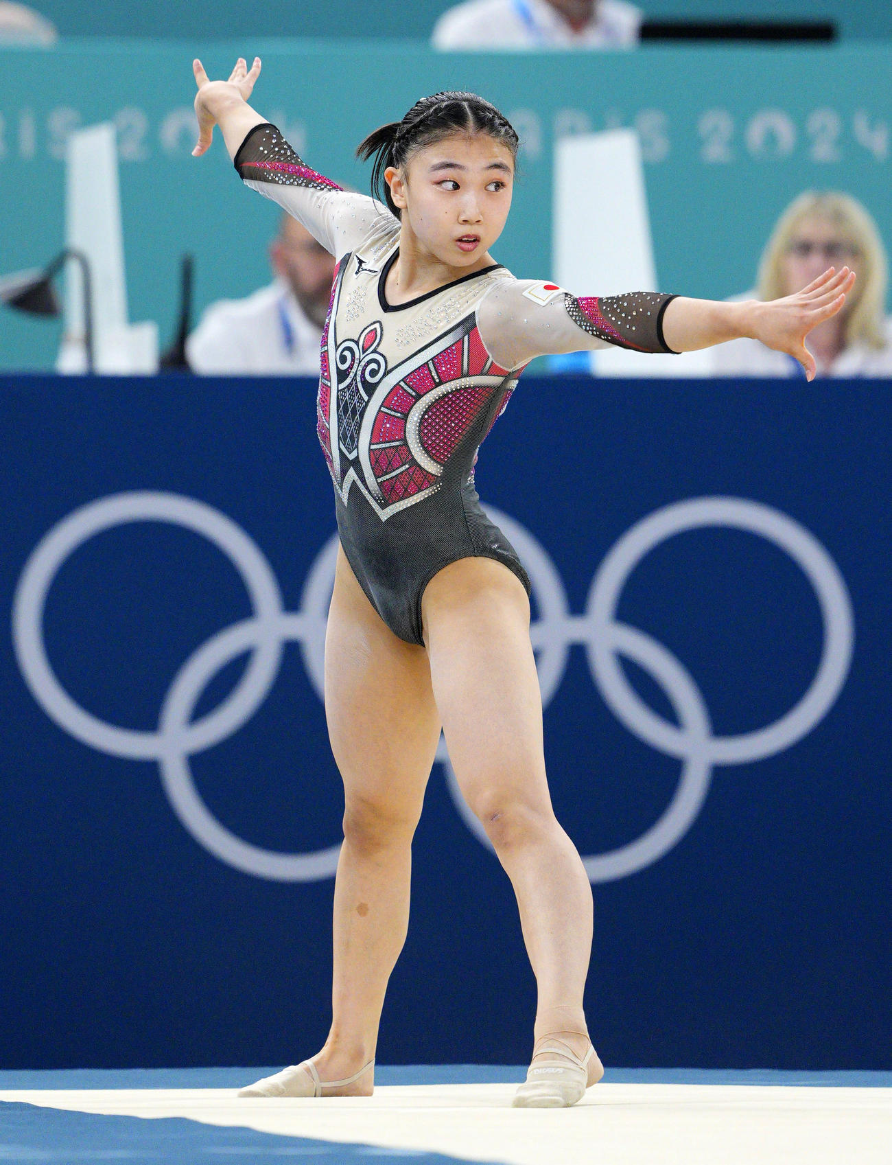 女子個人総合決勝　岸里奈の床運動＝パリ（共同）