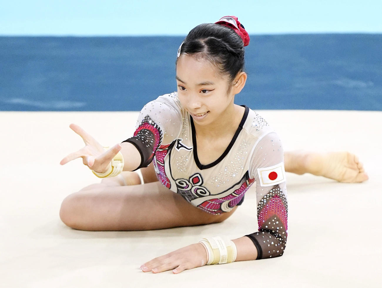 女子個人総合決勝　中村遥香の床運動＝パリ（共同）