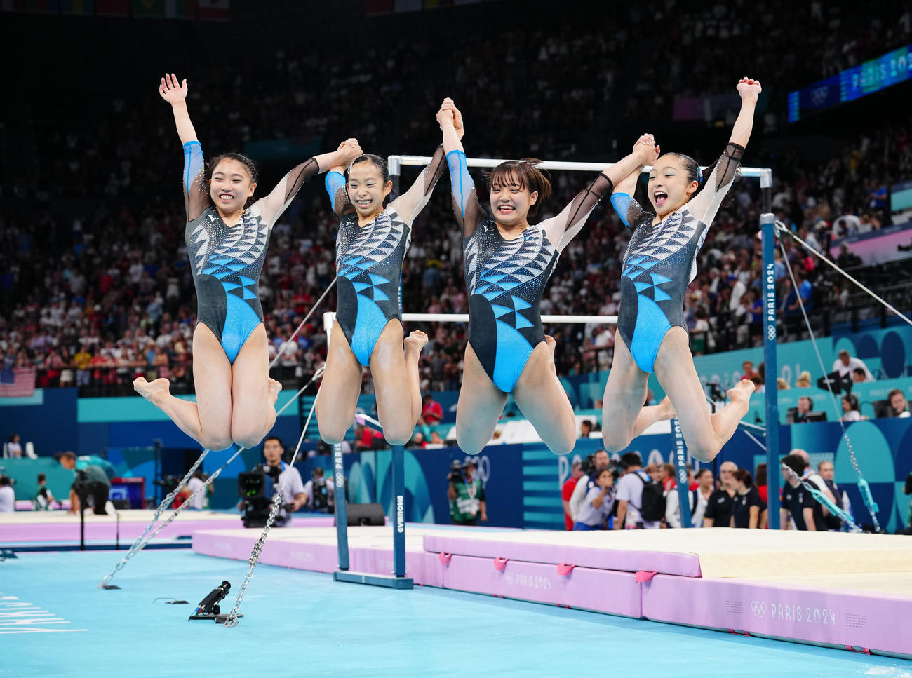 体操女子団体決勝で、全種目を終え明るく記念写真に納まる日本の選手たち。左から岸、中村、牛奥、岡村（2024年7月30日撮影）
