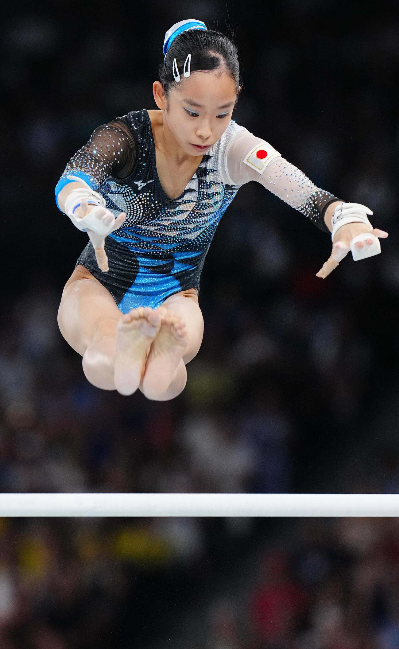 2024年7月30日、体操女子団体決勝で段違い平行棒の演技をする中村