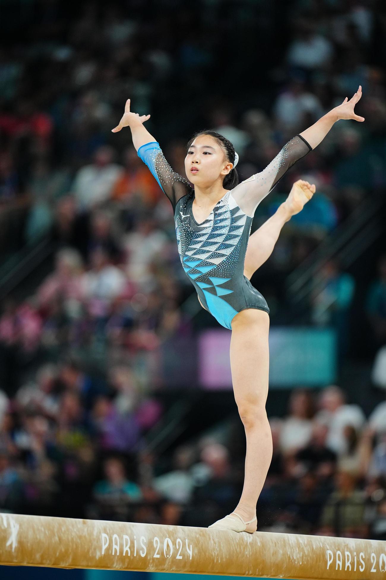 2024年7月30日、体操女子団体決勝で平均台の演技をする岸