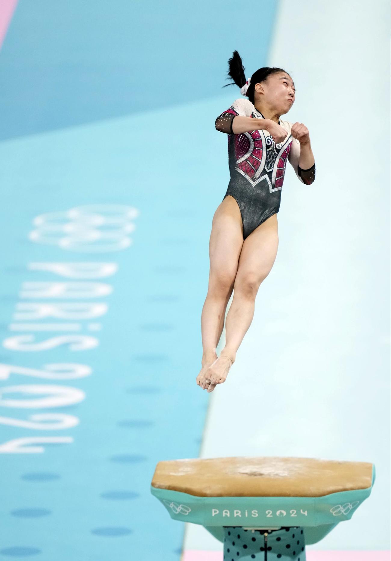 女子個人総合決勝　岸里奈の跳馬＝パリ（共同）