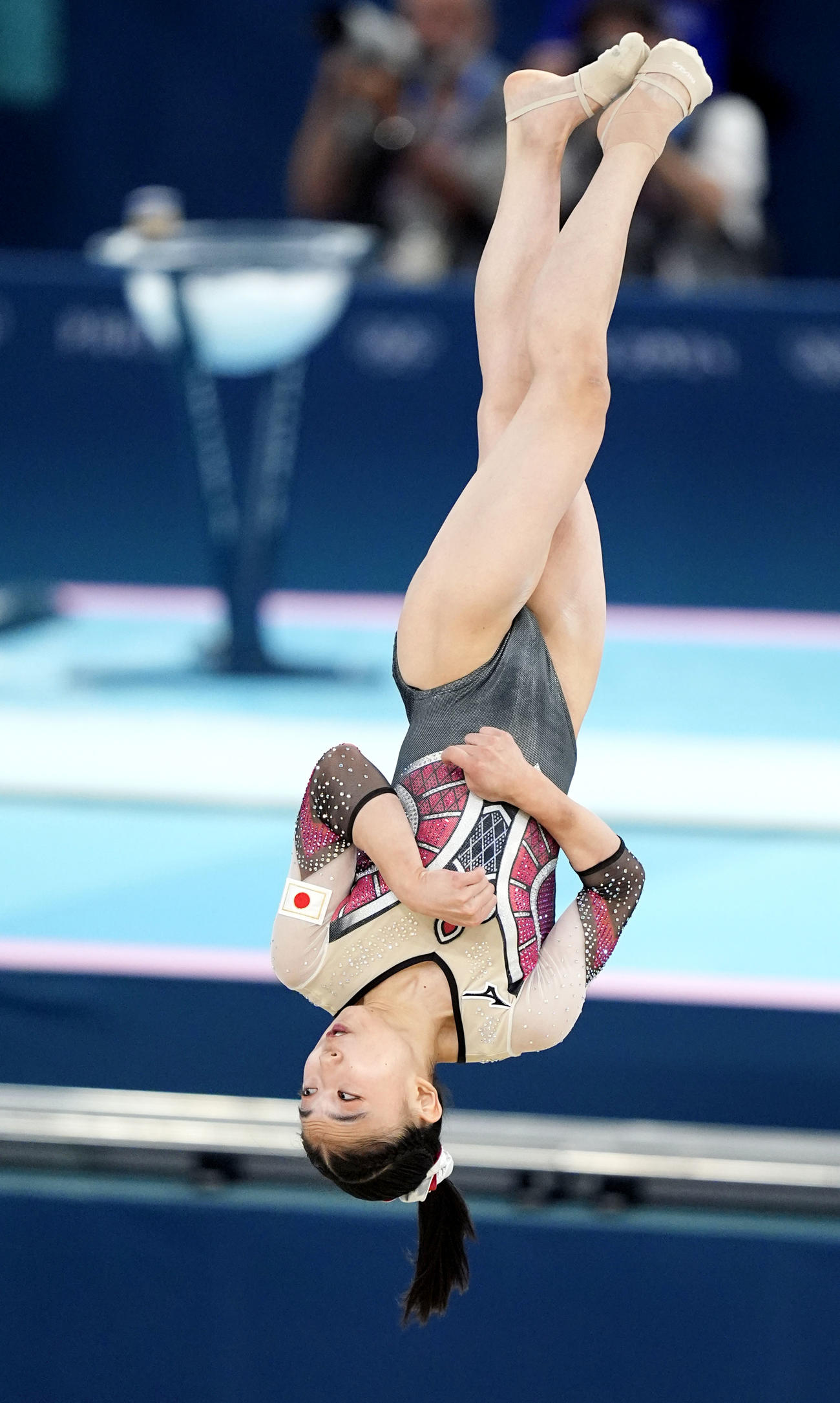 女子個人総合決勝　岸里奈の床運動＝パリ（共同）