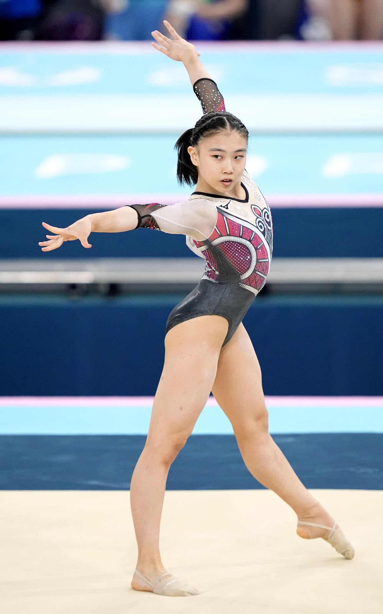 女子個人総合決勝　岸里奈の床運動＝パリ（共同）
