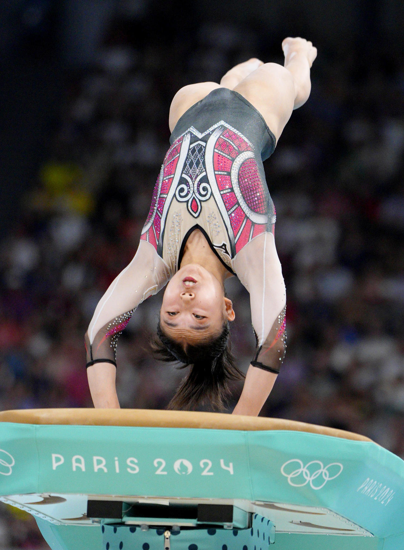 女子個人総合決勝　岸里奈の跳馬＝パリ（共同）