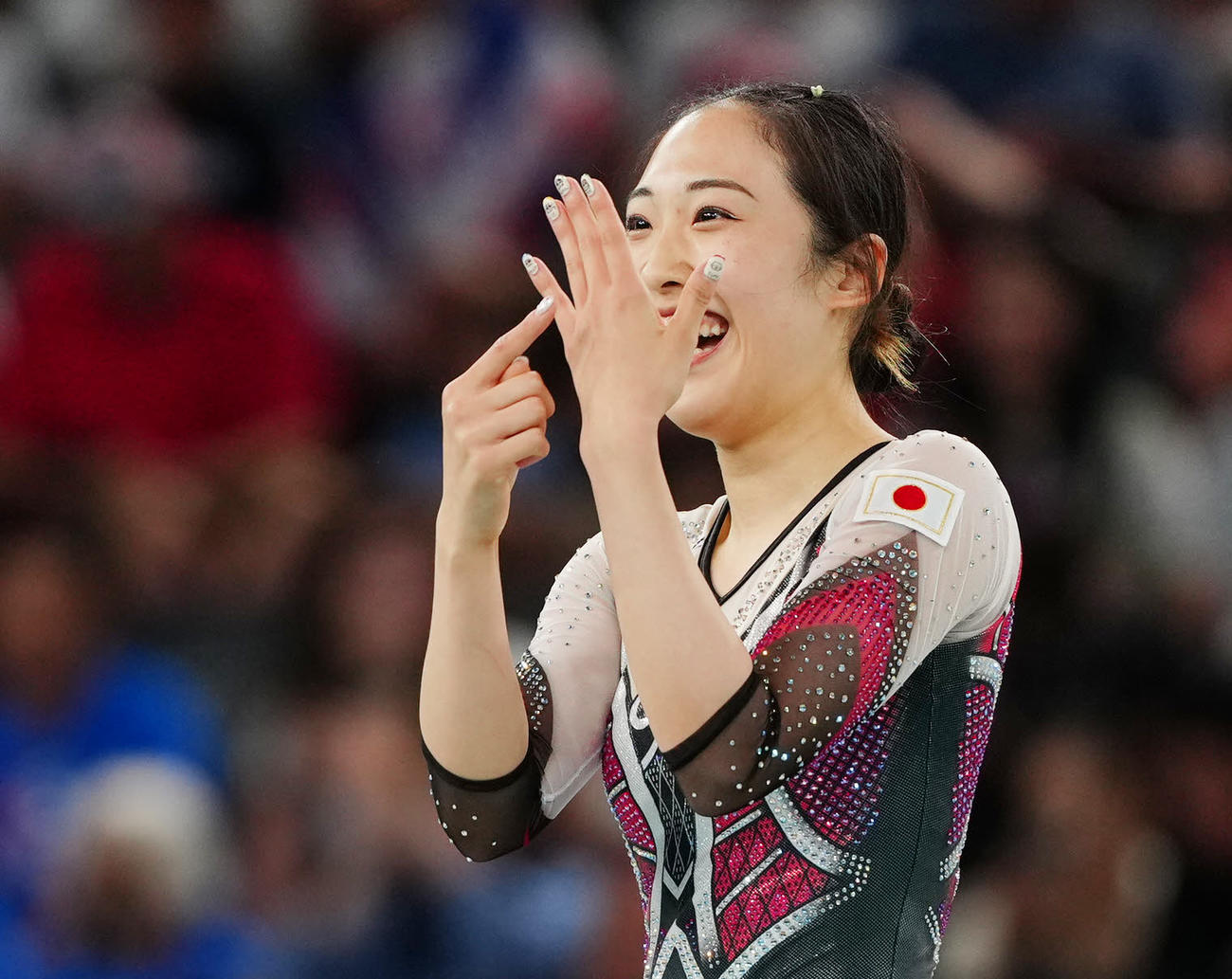 女子トランポリン決勝で試技を終え、左手の薬指を指さす森（撮影・江口和貴）