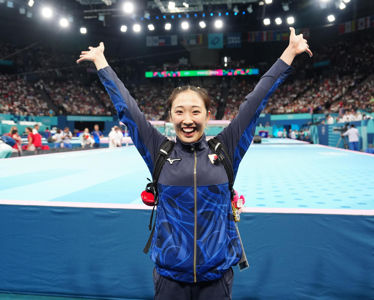 女子トランポリン決勝で6位となり、ポーズを決め写真に納まる森（撮影・江口和貴）