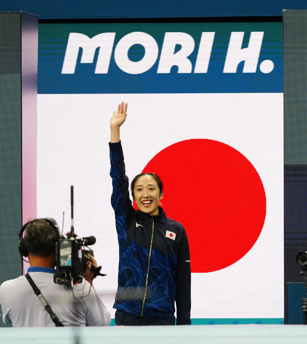 女子トランポリン決勝で入場する森（撮影・江口和貴）