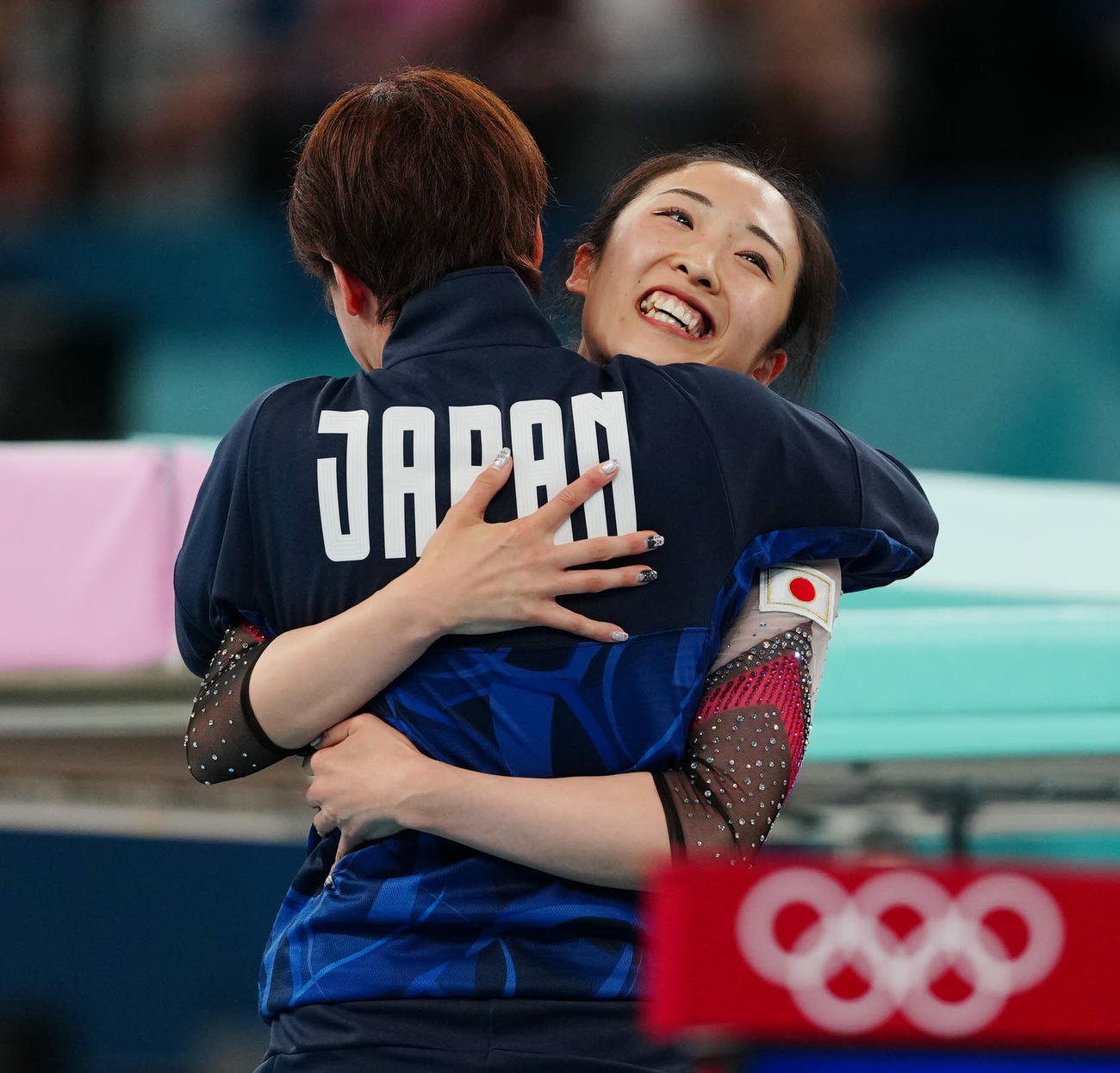 女子トランポリン決勝で試技を終え、丸山コーチ（手前）と抱き合う森（撮影・江口和貴）