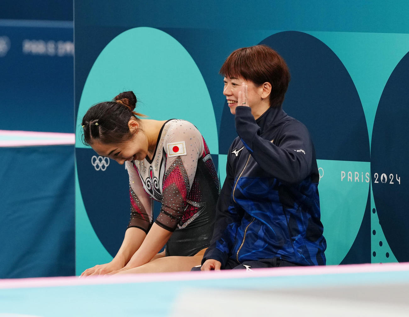 女子トランポリン決勝で試技を終え、キス・アンド・クライで得点を確認した森（左）。右は丸山コーチ（撮影・江口和貴）