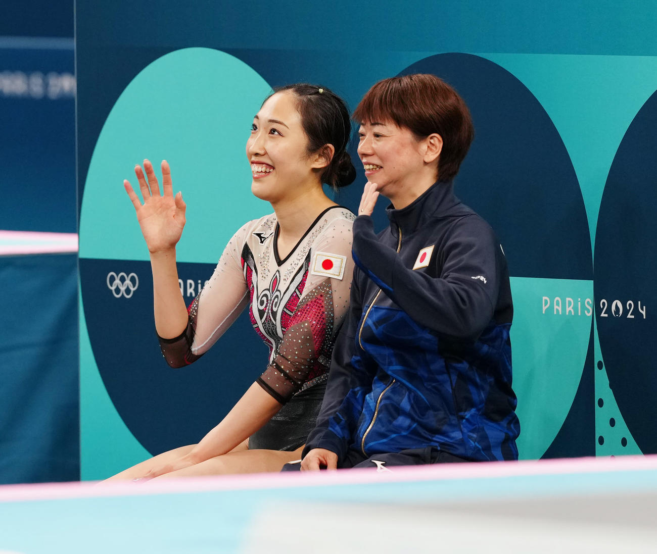 女子トランポリン決勝で試技を終え、キス・アンド・クライで手を振る森（左）と丸山コーチ（撮影・江口和貴）