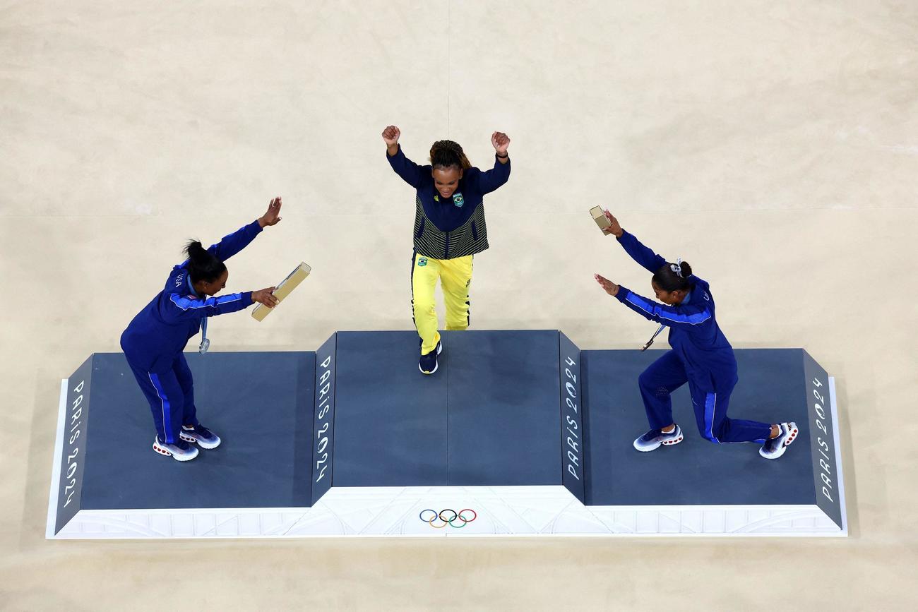 体操女子種目別床運動　表彰式で銀メダルのシモーヌ・バイルズ、銅メダルのジョーダン・チャイルズ（ともに米国）に祝福される金メダルのレベカ・アンドラデ（ブラジル）（ロイター）