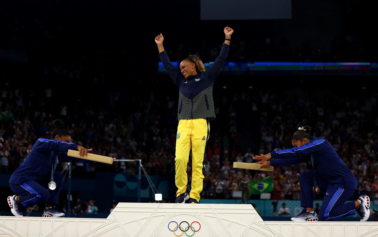 体操女子種目別床運動　表彰式で銀メダルのシモーヌ・バイルズ、銅メダルのジョーダン・チャイルズ（ともに米国）に祝福される金メダルのレベカ・アンドラデ（ブラジル）（ロイター）