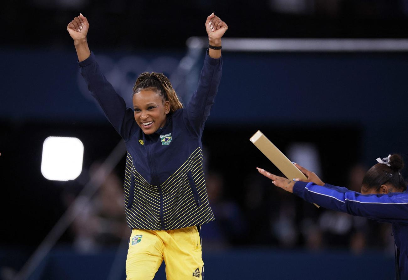 体操女子種目別床運動　表彰式で祝福される金メダルのレベカ・アンドラデ（ブラジル）（ロイター）
