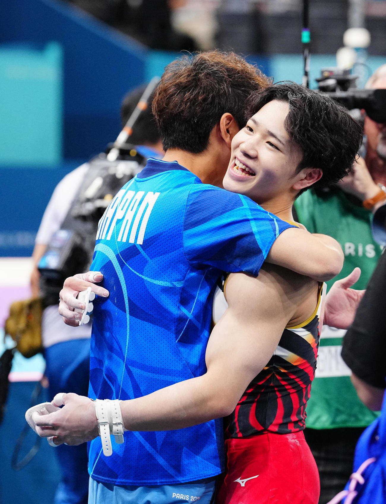 体操男子種目別決勝　鉄棒の演技を終え笑顔で抱き合う岡（撮影・垰建太）