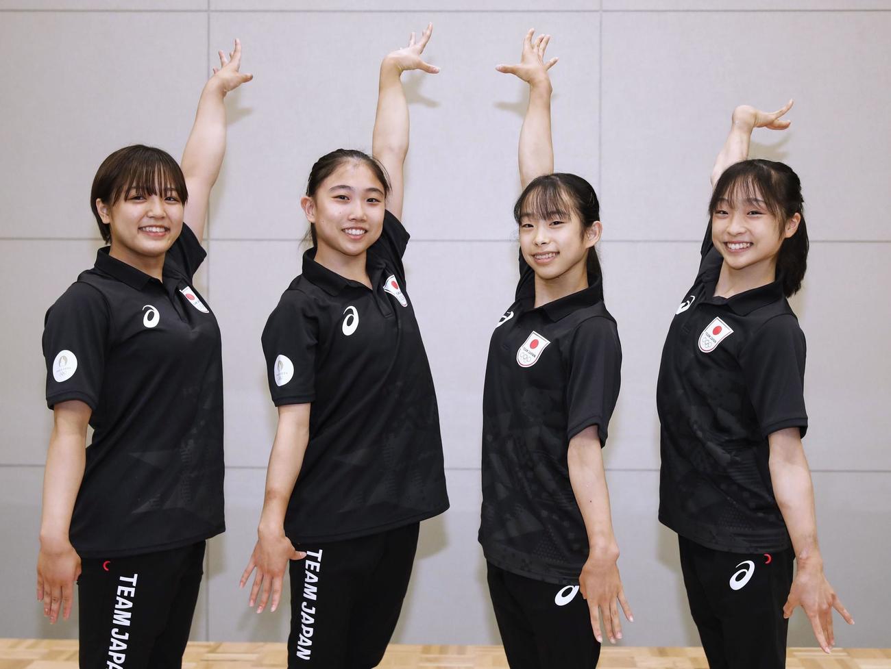 帰国し写真に納まる体操女子代表の（左から）牛奥小羽、岸里奈、中村遥香、岡村真＝8日、東京都大田区（共同）