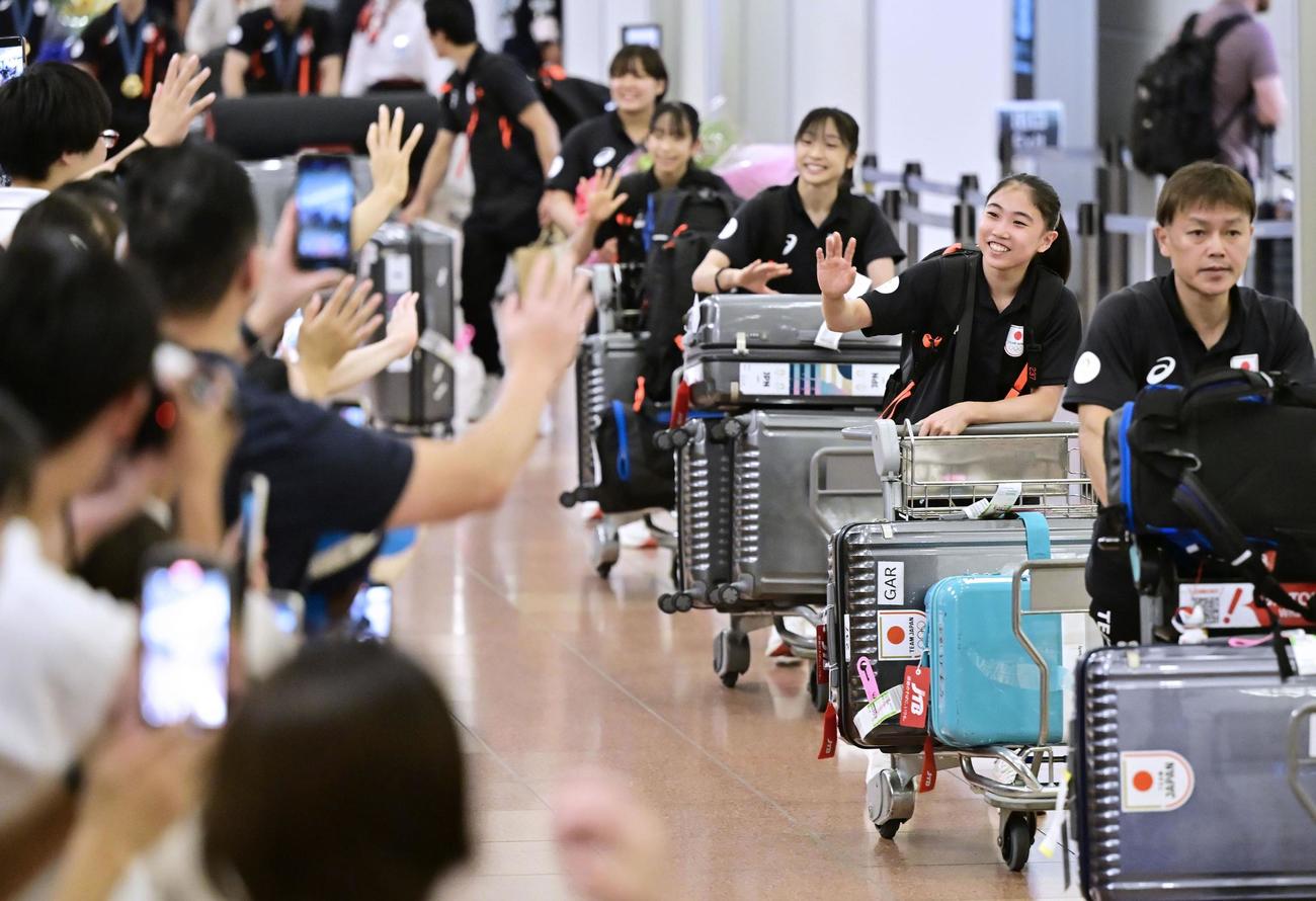 パリ五輪を終え帰国した体操女子代表＝8日、羽田空港（共同）