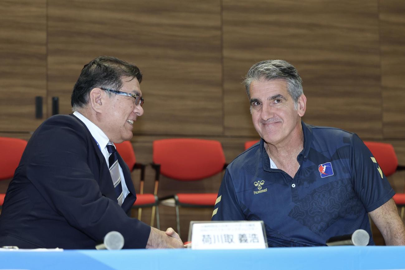 握手を交わすJHA荷川取ハイパフォーマンスディレクター（左）とハンドボール男子日本代表カルロス・オルデガHC（撮影・河田真司）