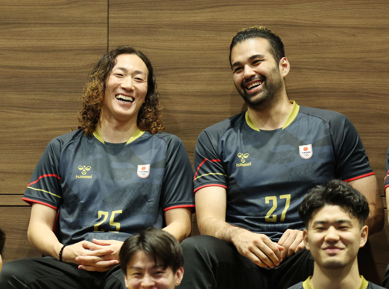 会見で笑顔を見せる元木（左）と玉川（撮影・河田真司）