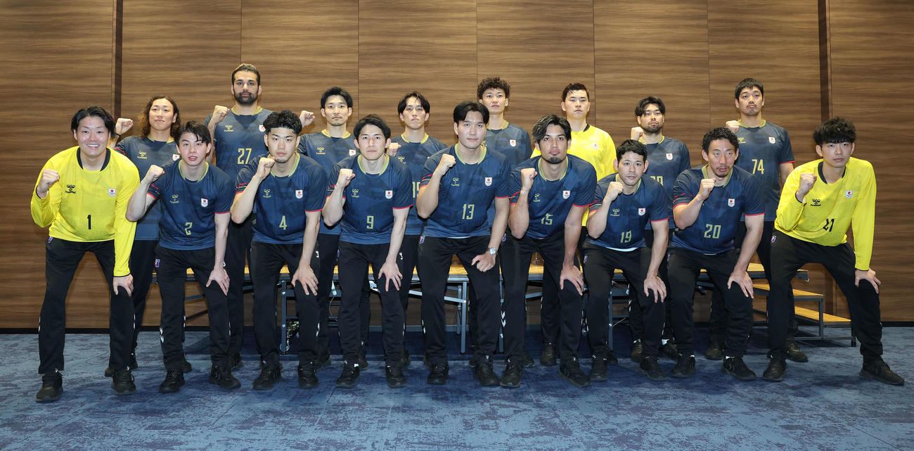 パリ五輪を戦う17名のハンドボール男子日本代表選手たち。前列左から中村、安平、桜井、杉岡、吉田、部井久、徳田、渡部、岡本、後列左から元木、玉川、吉野、藤坂、高野、坂井、水町、笠原（撮影・河田真司）