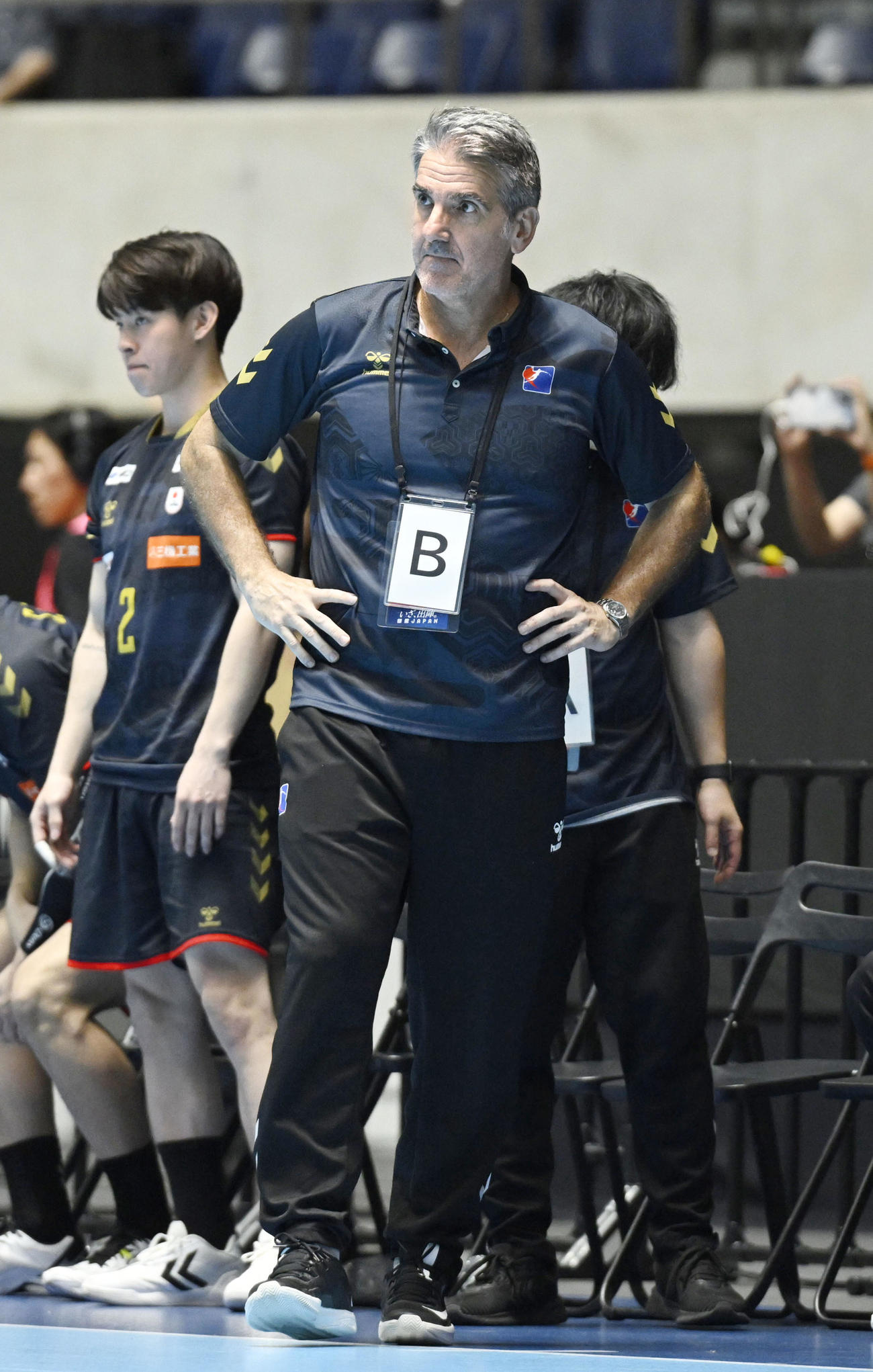 フェロー諸島に敗れ、さえない表情のオルテガ監督（手前）（共同）