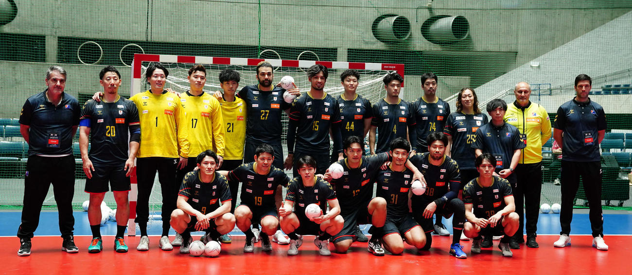 日本対フェロー諸島　試合終了後、記念撮影に納まる日本代表（撮影・たえ見朱実）
