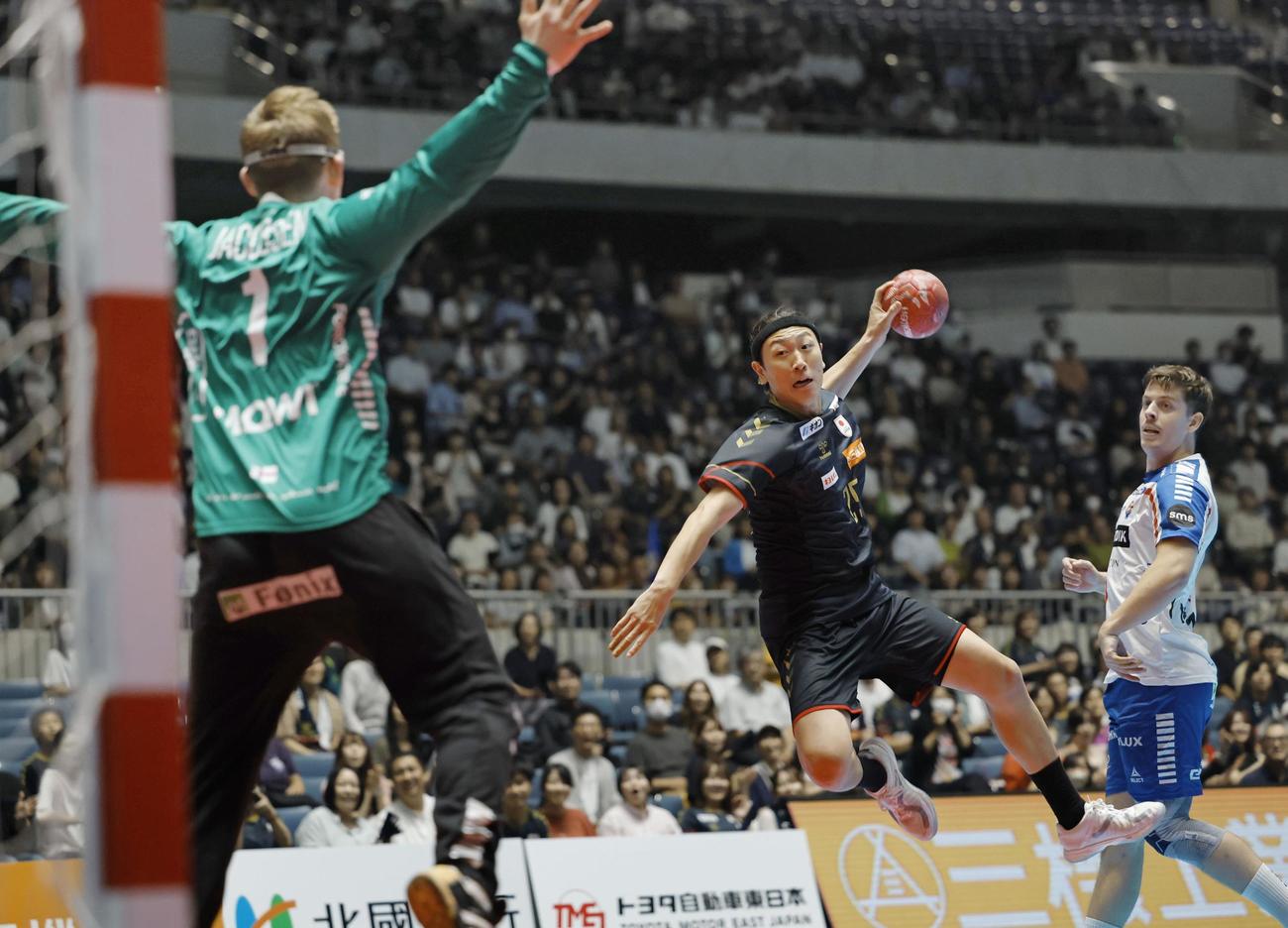 日本対フェロー諸島　前半、シュートを決める元木（共同）