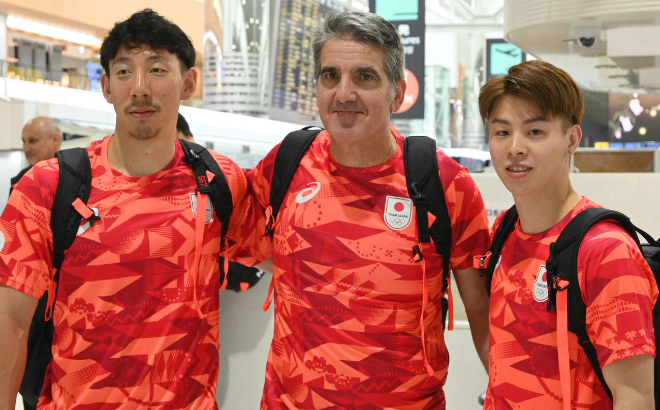 パリ五輪へ意気込む左から渡部主将、オルテガ監督、安平（撮影・飯岡大暉）