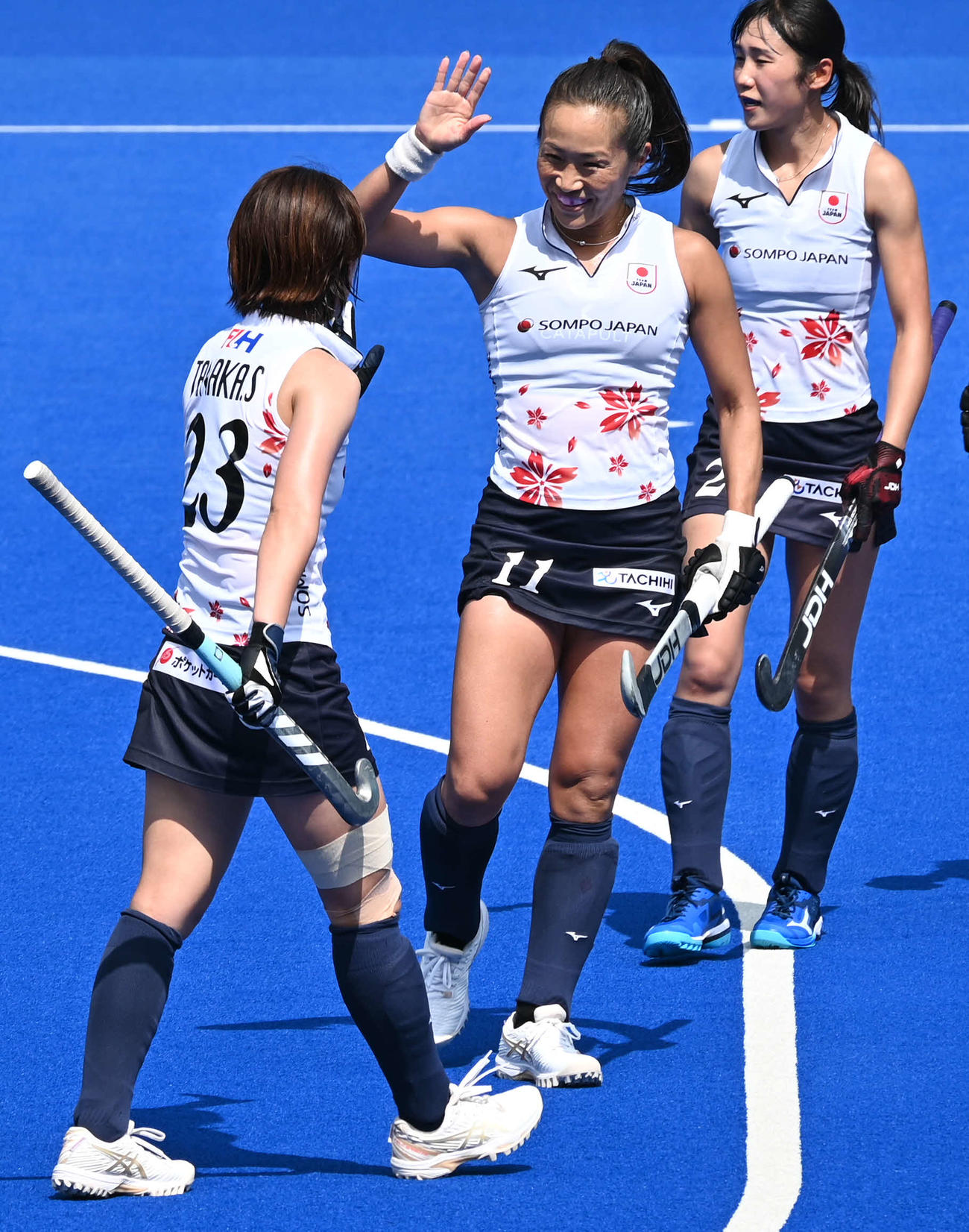 決勝点をアシストした及川（中央）（撮影・飯岡大暉）