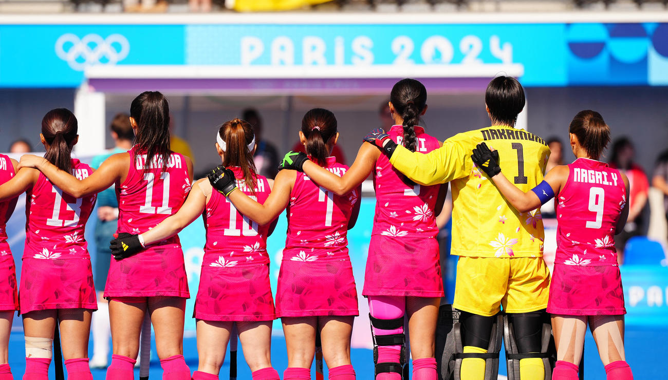 日本対ドイツ肩を組んで君が代斉唱する日本の選手たち（撮影・垰建太）