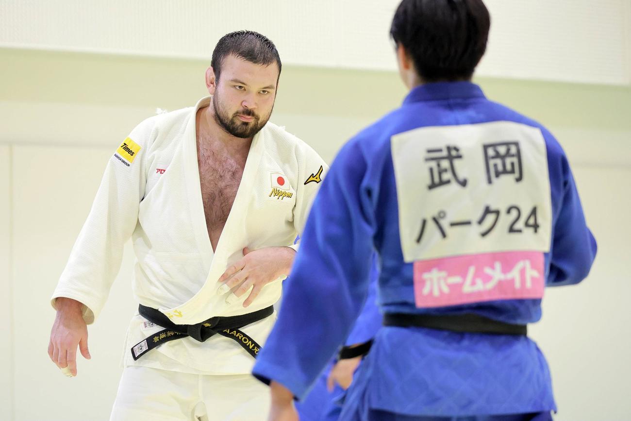 練習を公開したウルフアロン（左）（代表撮影）