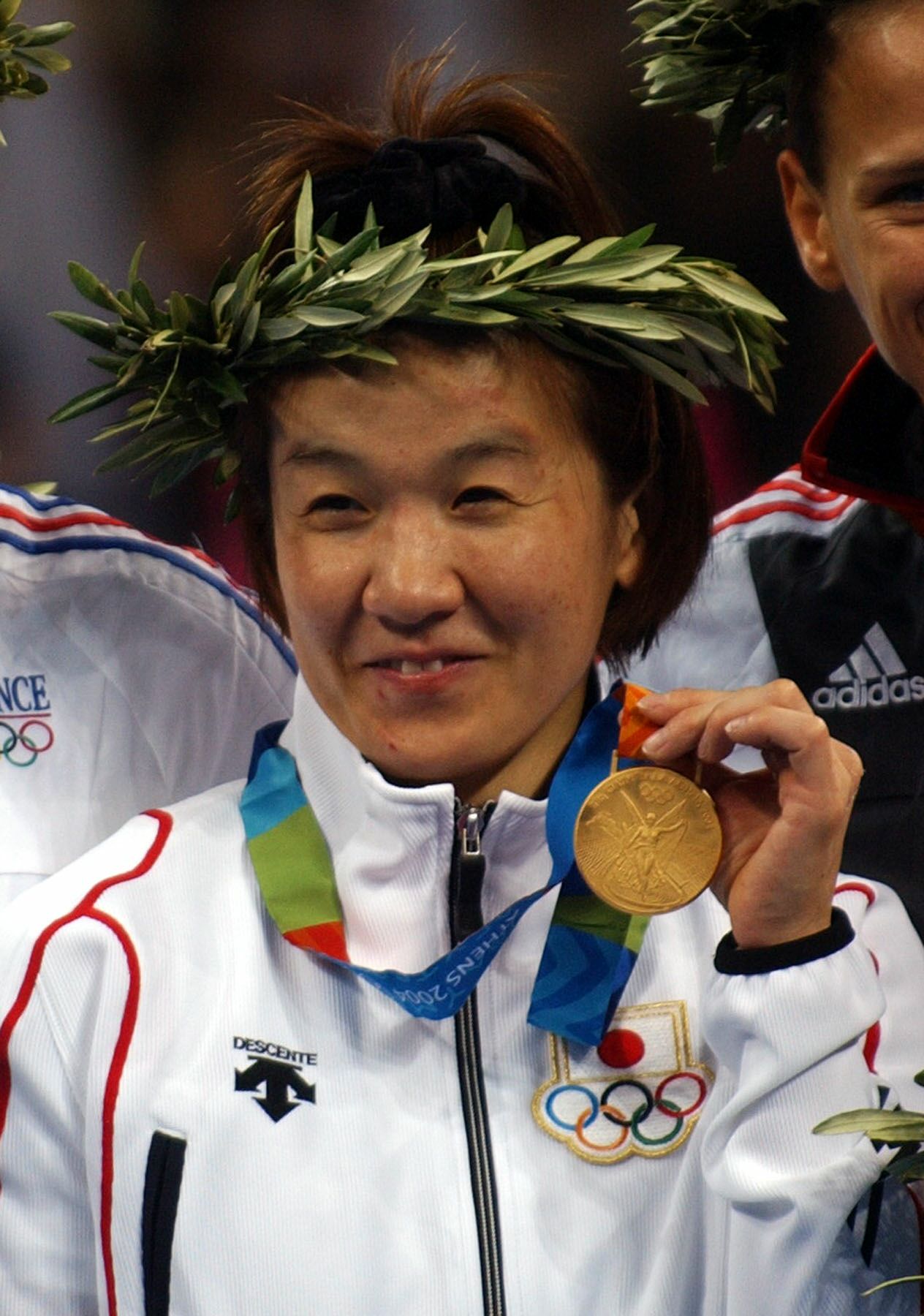 2004年8月、アテネ五輪柔道女子48キロ級表彰　金メダルを手に笑顔を見せる谷亮子