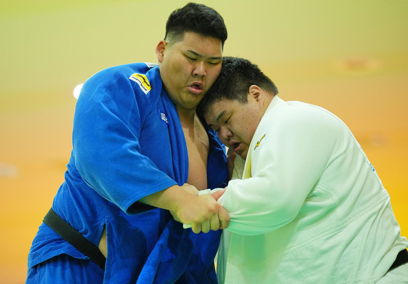 斉藤立（左）（2024年3月8日撮影）