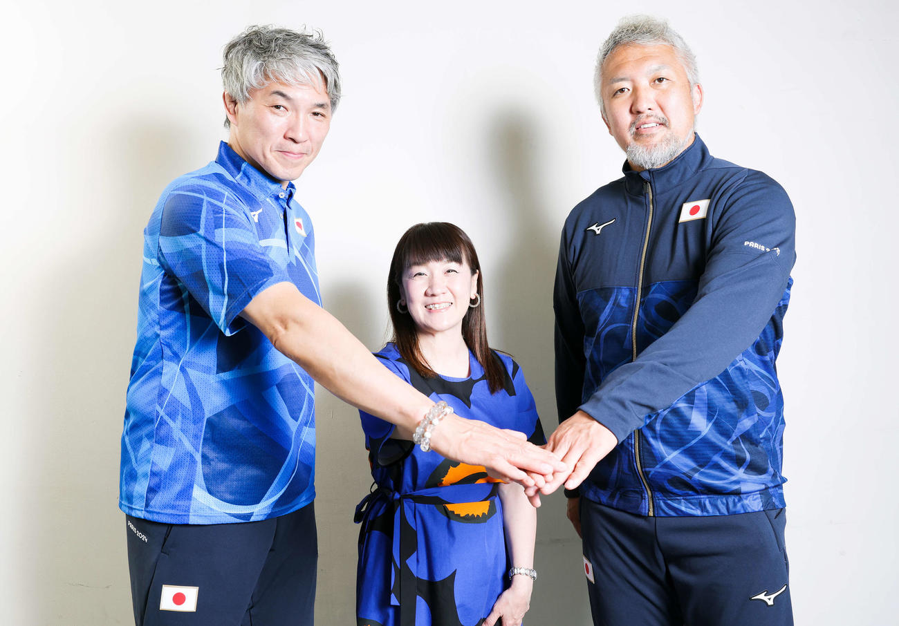 パリ五輪に向け、柔道日本代表選手について谷亮子さん（中央）とてい談した女子日本代表増地監督（左）と男子日本代表鈴木監督（撮影・河田真司）