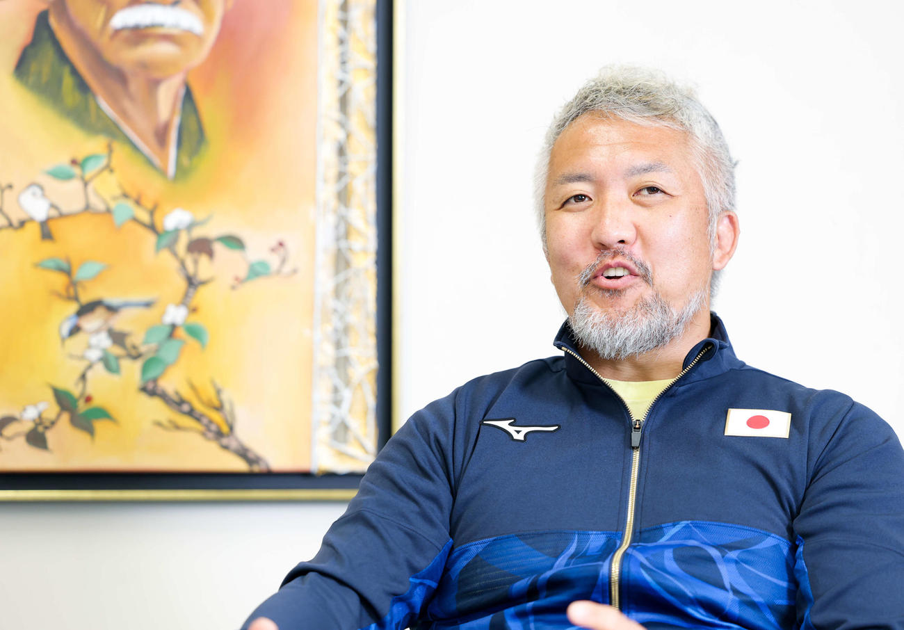 選手について話す柔道男子日本代表鈴木監督（撮影・河田真司）