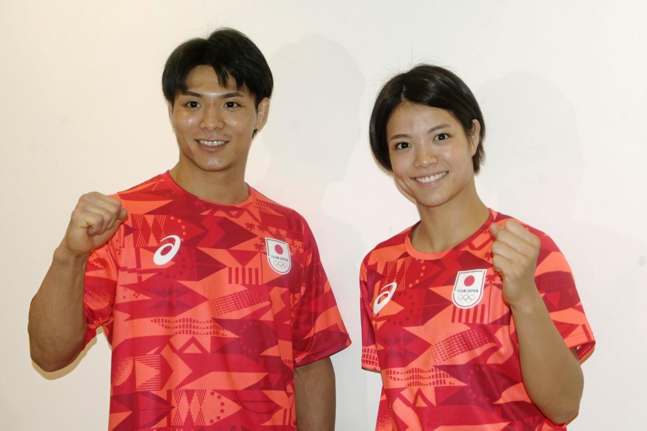 羽田空港で取材に応じるパリ五輪柔道日本代表の阿部一二三（左）と阿部詩（共同）