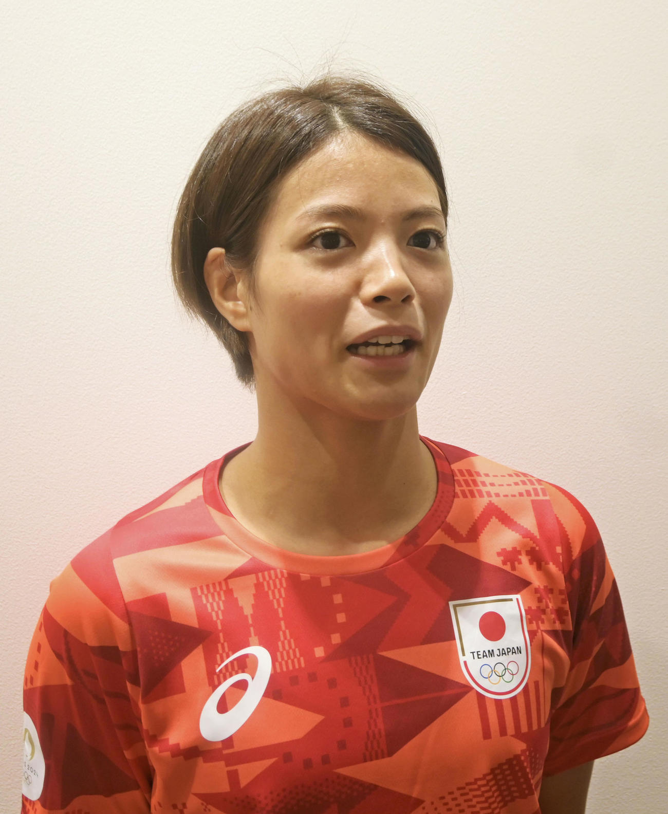 羽田空港で取材に応じるパリ五輪柔道日本代表の阿部詩（共同）