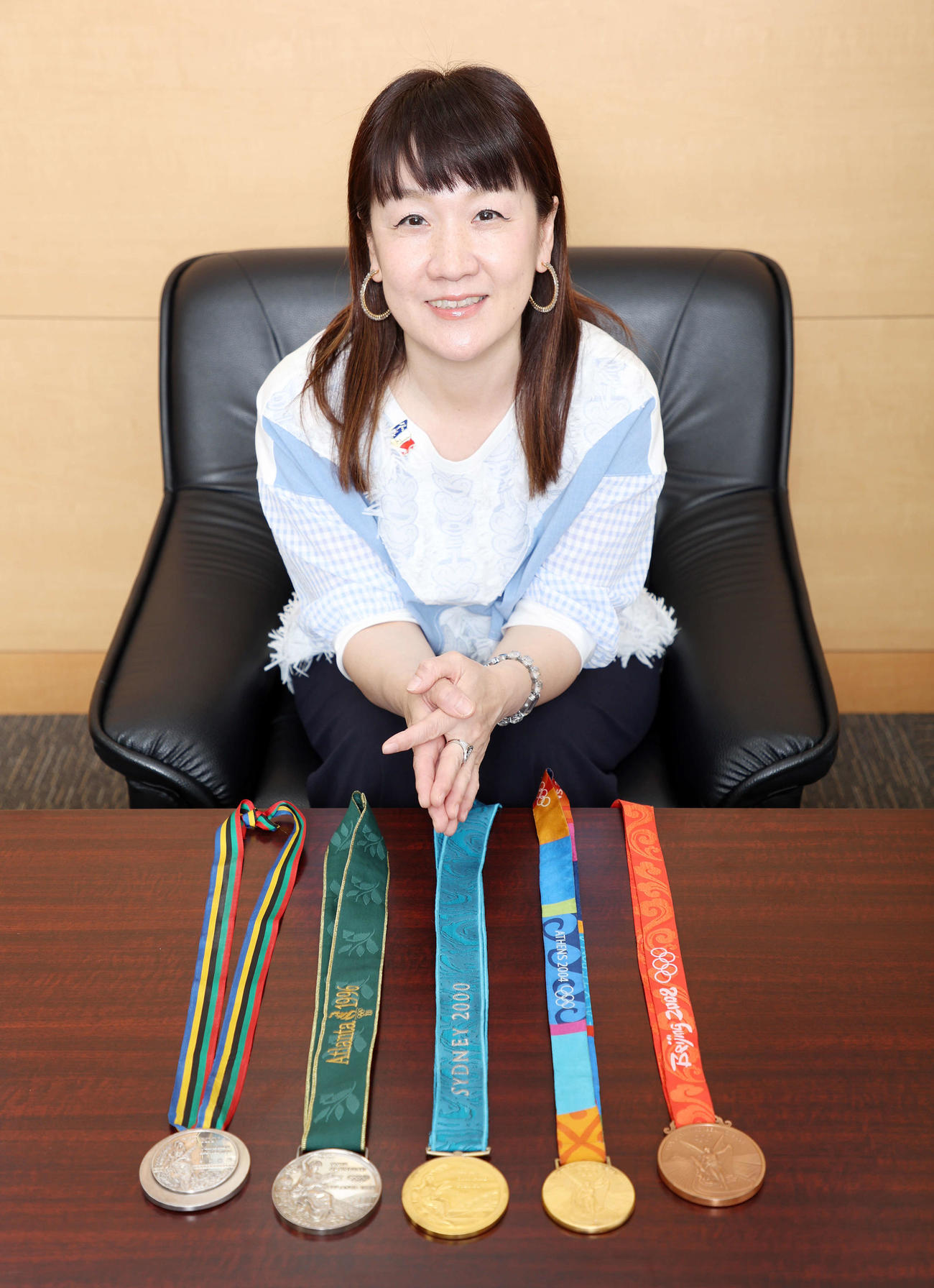 出場した五輪5大会で獲得したメダルを前に笑顔を見せる谷亮子さん