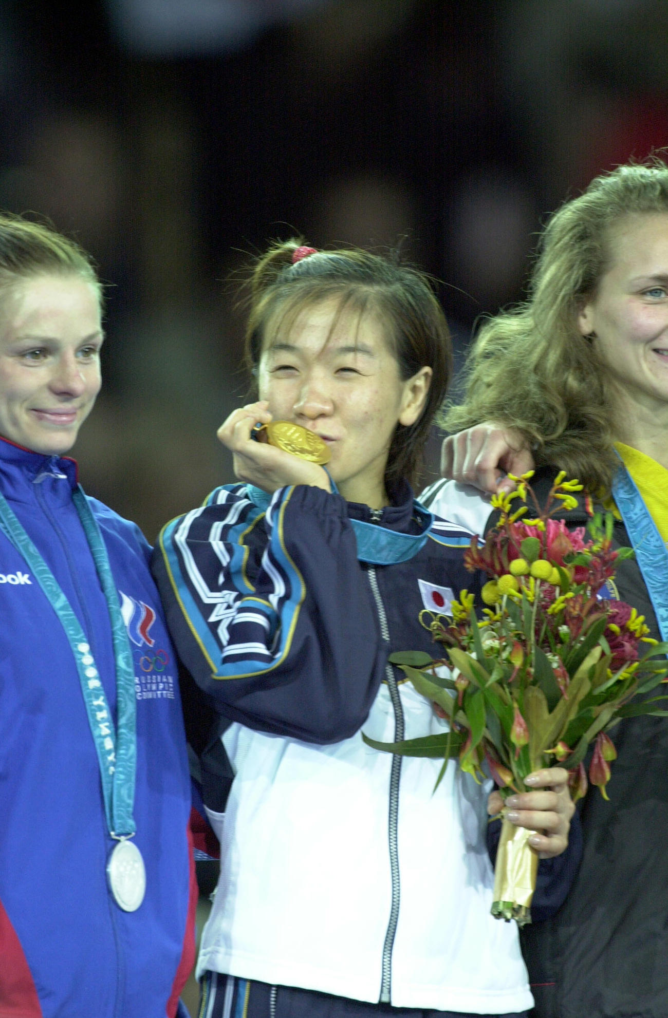 シドニー五輪柔道女子48キロ級で自身初の金メダルを獲得し、メダルにキスをする当時田村姓だった谷亮子さん