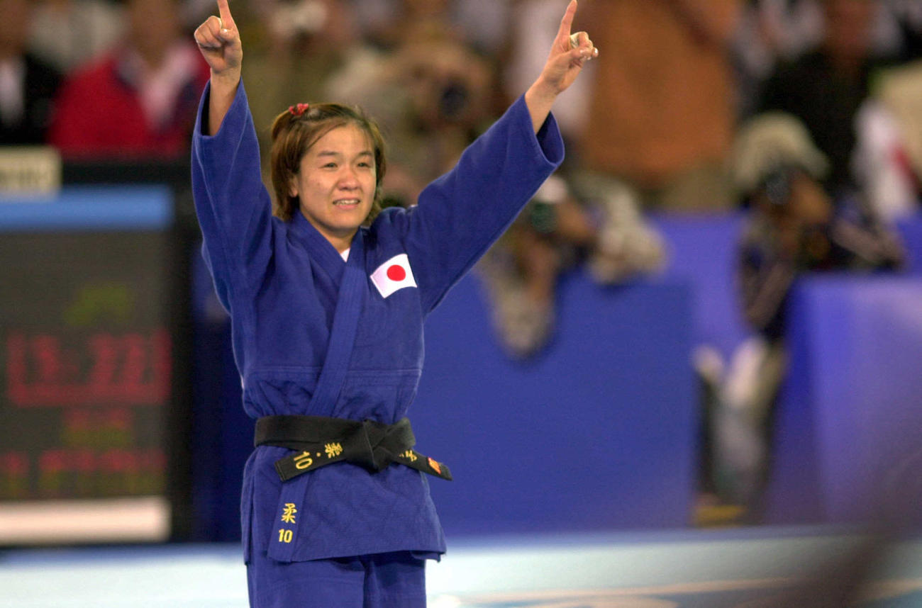 シドニー五輪柔道女子48キロ級で自身初の金メダルを獲得し、両手の人差し指を掲げる当時田村姓だった谷亮子さん