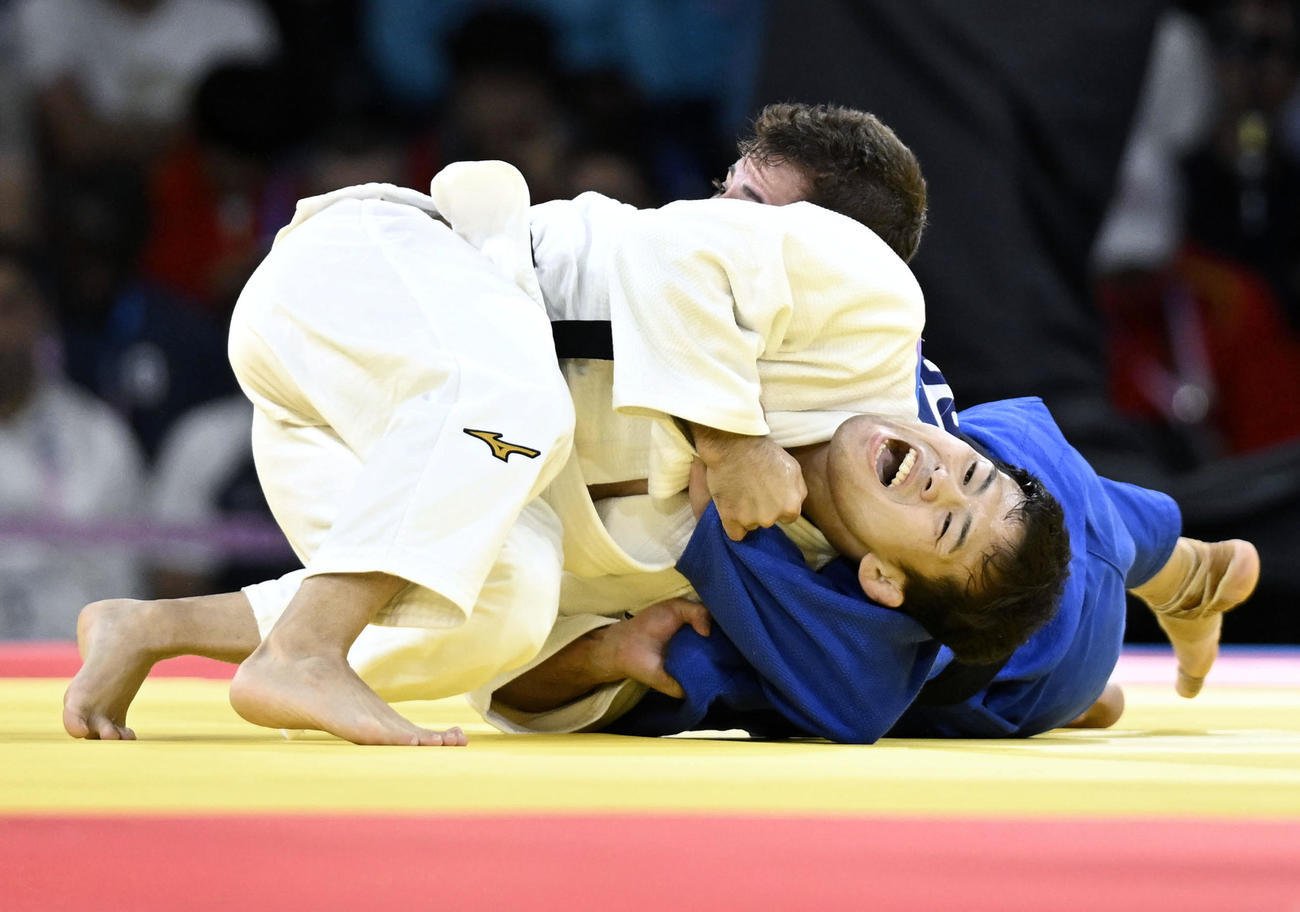 男子60キロ級2回戦　初戦でブラジル選手を攻める永山竜樹（共同）