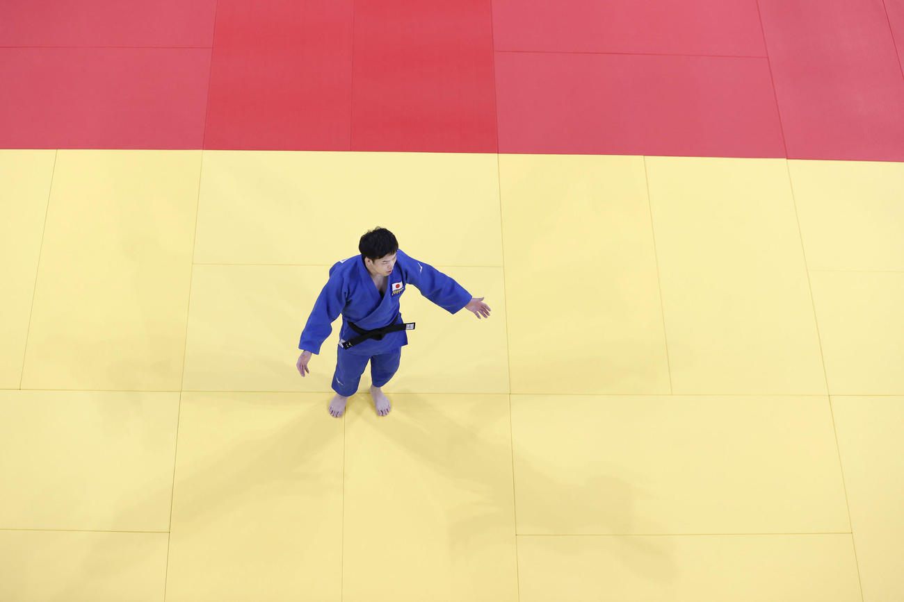 男子60 キロ 級準々決勝でスペインのガリゴスに敗れ、判定に納得いかない様子の永山竜樹（共同）