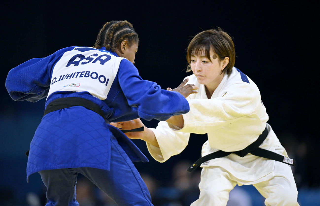 女子48 キロ 級2回戦　南アフリカ選手と対戦する角田夏実＝パリ（共同）