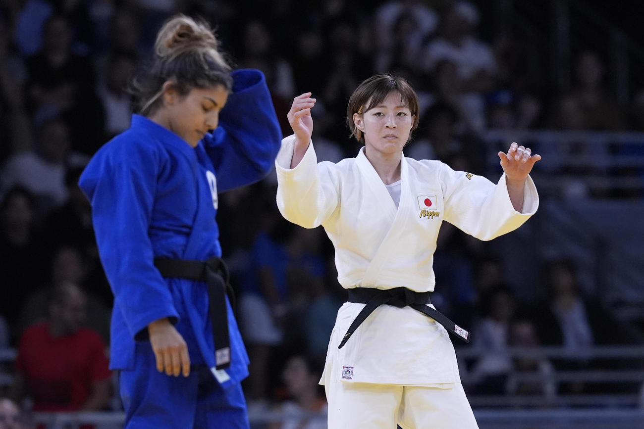 女子48キロ級準々決勝を勝利した角田夏実（右）（AP)