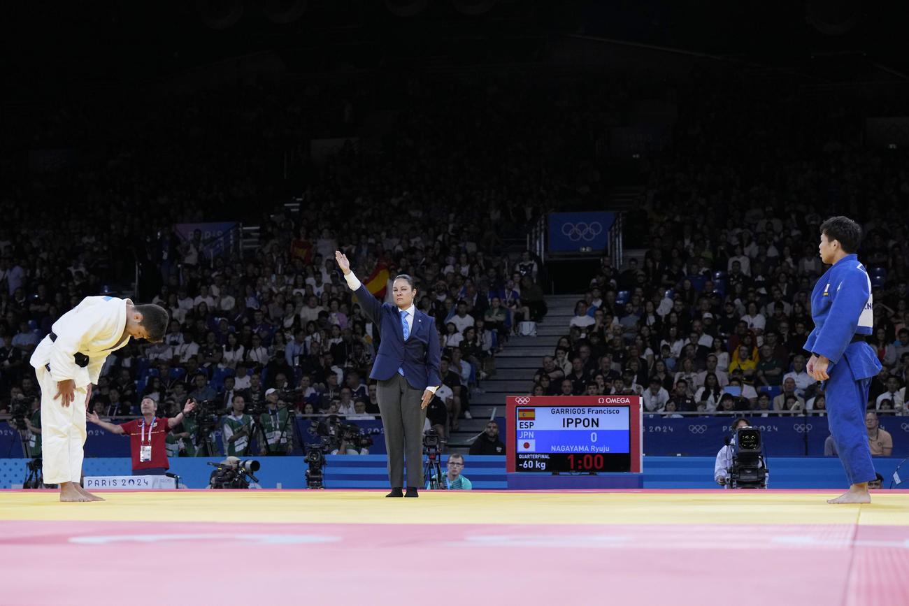 男子60キロ級準々決勝　ぼう然とする敗れた永山（右）（AP)