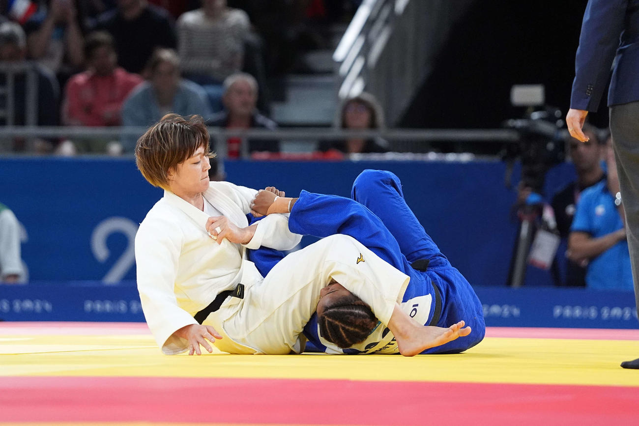 女子48キロ級2回戦　ホワイトブイを攻める角田（撮影・パオロ　ヌッチ）
